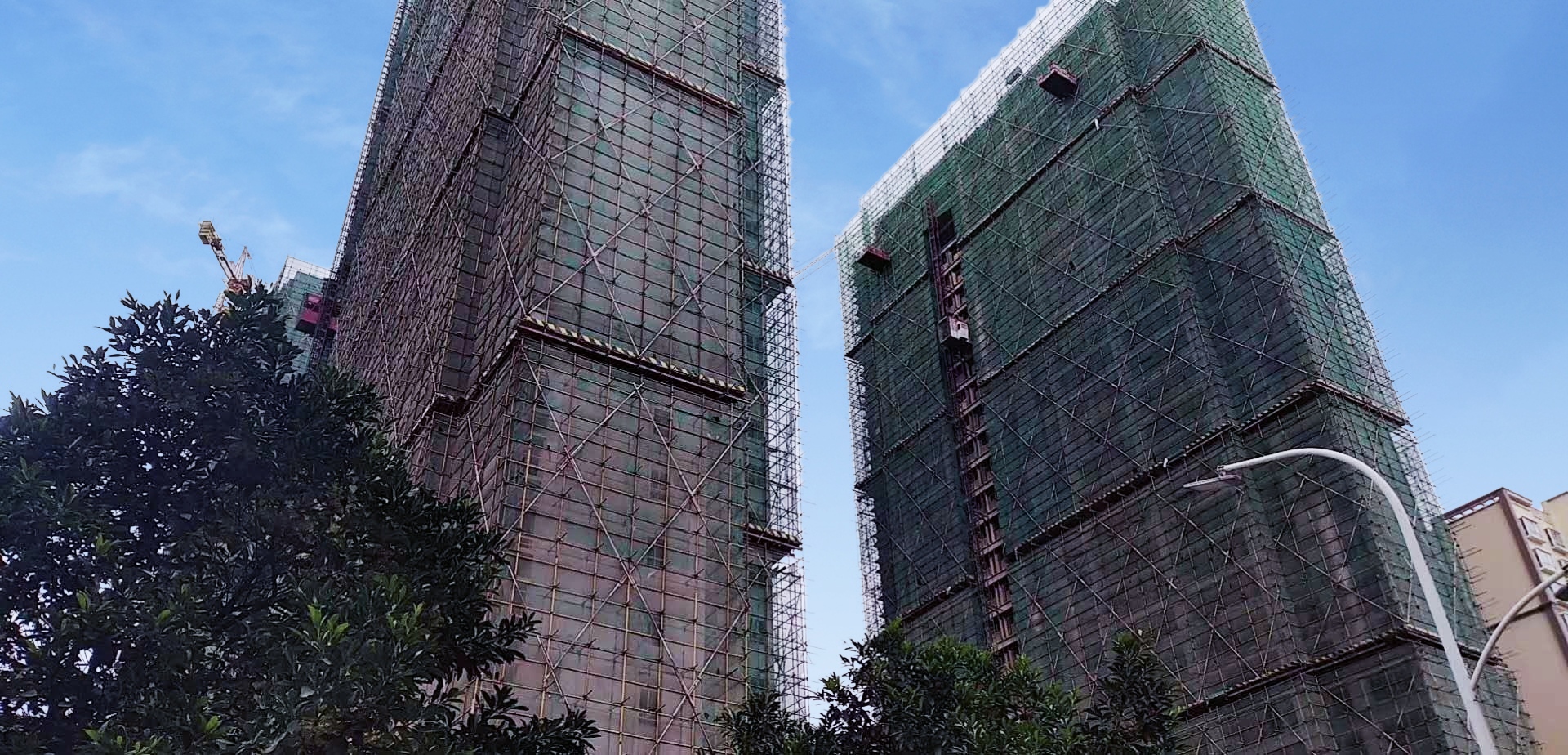 發(fā)霉舊外墻能用仿石漆翻新嗎？華喆給你答案！